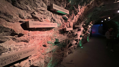 Nama-nama para pekerja Jungfrau Railway yang meninggal. Foto: Reza Aditya Ramadhan/kumparan