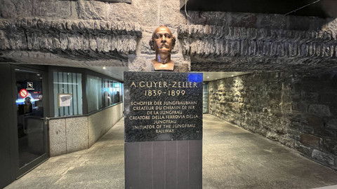 Patung penggagas Jungfrau Railway Adolf Guyer-Zeller. Foto: Reza Aditya Ramadhan/kumparan