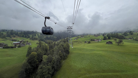 Suasana dari dalam Eiger Express. Foto: Reza Aditya Ramadhan/kumparan