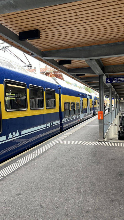 Kereta listrik R61 yang akan membawa kita dari Stasiun Interlaken OST ke Stasiun Grindelwald Terminal. Dok: Reza Aditya Ramadhan/kumparan.