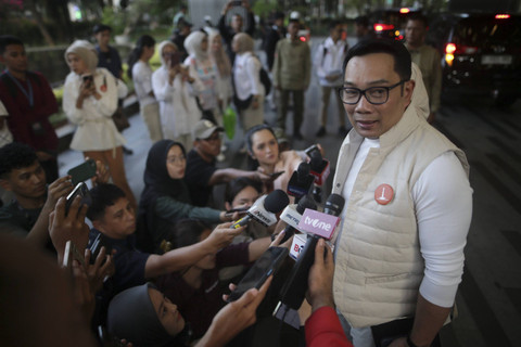 Cagub Jakarta Ridwan Kamil dan istri saat tiba di lokasi debat perdana Cagub-Cawagub di Jakarta International Expo, Minggu (6/10/2024). Foto: Dok. Istimewa