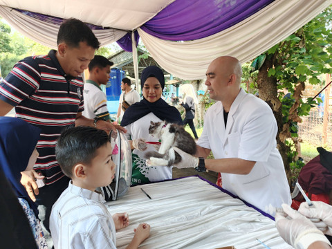 Proses Vaksinasi Rabies Kucing, oleh Tim dokter hewan dalam peringatan Hari Rabies Sedunia di di Fakultas Pertanian Universitas Lampung | Video : Eka Febriani / Lampung Geh