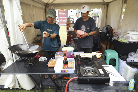 Suasana kumparan Pesta Nasgor 2024 hari kedua di kumparan Pesta NasGor di Bintaro Xchange, Tangerang, Minggu (6/10/2024). Foto: Iqbal Firdaus/kumparan