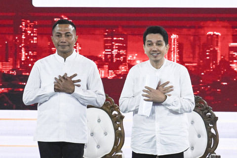 Pasangan calon Gubernur-Wakil Gubernur DKI Jakarta nomor urut dua Dharma Pongrekun dan Kun Wardana Abyoto mengikuti debat pertama pasangan Calon Gubernur dan Wakil Gubernur DKI Jakarta tahun 2024 di JIExpo Kemayoran, Jakarta, Minggu (6/10/2024). Foto: Aprillio Akbar/ANTARA FOTO