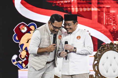 Calon Gubernur DKI Jakarta Ridwan Kamil merangkul cawagubnya Suswono saat menyampaikan visi misi pada debat pertama pasangan Calon Gubernur dan Wakil Gubernur DKI Jakarta tahun 2024 di JIExpo Kemayoran, Jakarta, Minggu (6/10/2024). Foto: Aprillio Akbar/ANTARA FOTO