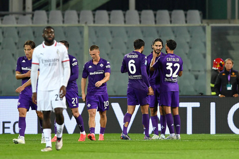 Selebrasi pemain Fiorentina usai mencetak gol ke gawang AC Milan pada pertandingan Liga Italia di Stadio Artemio Franchi, Florence, Italia, Minggu (6/10/2024). Foto: Jennifer Lorenzini/REUTERS 