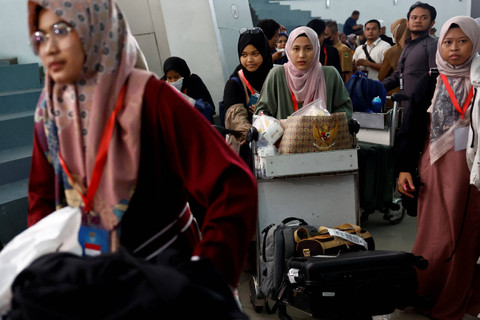 WNI yang dievakuasi dari Lebanon tiba di Bandara Internasional Soekarno-Hatta, Tangerang, Senin (7/10/2024). Foto: Willy Kurniawan/REUTERS