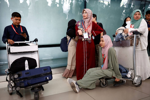 WNI yang dievakuasi dari Lebanon tiba di Bandara Internasional Soekarno-Hatta, Tangerang, Senin (7/10/2024). Foto: Willy Kurniawan/REUTERS