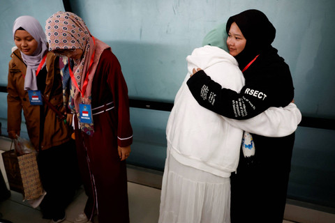 WNI yang dievakuasi dari Lebanon tiba di Bandara Internasional Soekarno-Hatta, Tangerang, Senin (7/10/2024). Foto: Willy Kurniawan/REUTERS