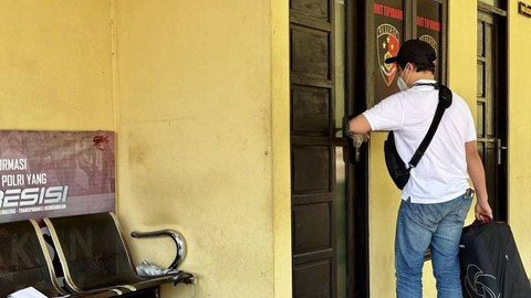Petugas yang membawa koper di Polres Banjarbaru, Senin (7/10/2024). Foto: Tumpal Andani Aritonang/Antara