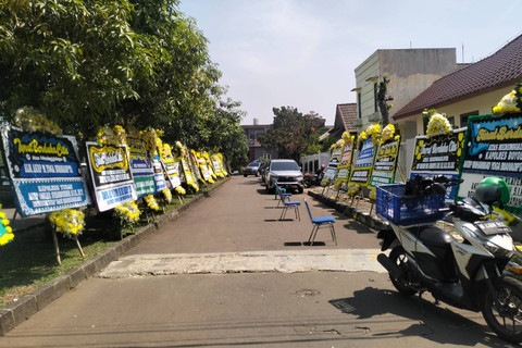 Suasana rumah duka almarhum Kapolres Boyolali AKBP Muhammad Yoga Buana Dipta Ilapi di Perumahan Bukit Novo, Kelurahan Depok, Kecamatan Pancoran Mas, Senin (7/10/2024). Foto: kumparan