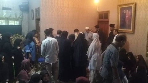 Suasana rumah duka almarhum Kapolres Boyolali AKBP Muhammad Yoga Buana Dipta Ilapi di Perumahan Bukit Novo, Kelurahan Depok, Kecamatan Pancoran Mas, Senin (7/10/2024). Foto: kumparan