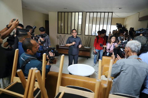 Sekretaris Jenderal DPR, Indra Iskandar memberikan keterangan pers usai meninjau perumahan anggota DPR RI di kawasan Kalibata, Jakarta Selatan, Senin (07/10/2024). Foto: Iqbal Firdaus/kumparan
