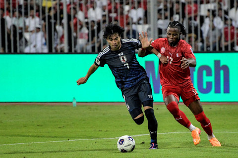 Pemain Timnas Bahrain Vincent Ani Emmanuel (kanan) berebut bola dengan pemain Timnas Jepang Kaoru Mitoma pada pertandingan kualifikasi Piala Dunia FIFA 2026. Foto: Mazen Mahdi / AFP
