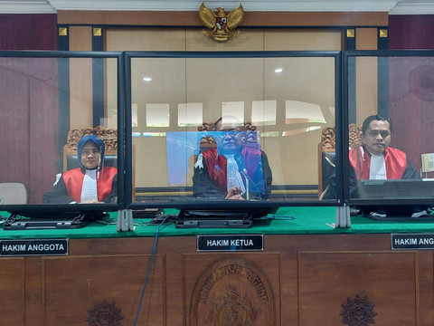 Hakim di PN Yogya mengenakan pita putih di persidangan. dok Istimewa