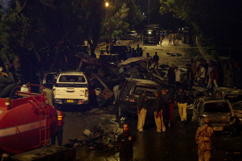 Anggota Pasukan Keamanan Bandara ASF berjaga di dekat reruntuhan kendaraan setelah ledakan di dekat Bandara Internasional Jinnah di Karachi, Pakistan, Minggu (6/10/2024). Foto: Shakil Adil/REUTERS