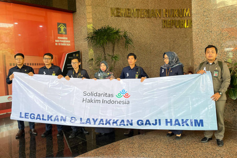 Perwakilan tim Solidaritas Hukum Indonesia (SHI) membawa spanduk yang bertuliskan 'Legalkan & Layakkan Gaji Hakim' saat audiensi dengan Menteri Hukum dan HAM (Menkumham) di Kantor Kemenkumham, Jakarta, Senin (7/10/2024). Foto: Fadhil Pramudya/kumparan