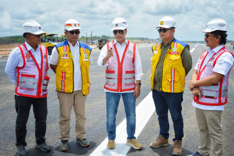 Menhub Budi Karya Sumadi meninjau Bandara Nusantara di IKN. Foto: Kemenhub RI
