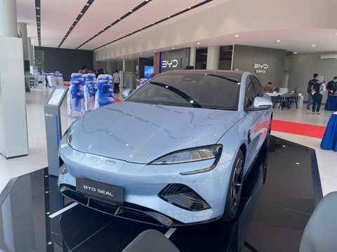 Seremoni PT BYD Motor Indonesia bersama dengan PT Arista Elektrika Indonesia dari Arista Group meresmikan 9 diler serentak, salah satunya di Summarecon Bekasi, Senin (7/10/2024). Foto: Sena Pratama/kumparan