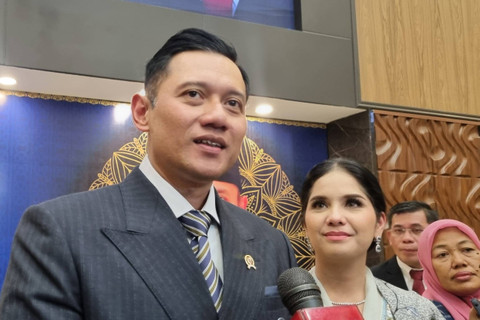 MenteriATR/BPN Agus Harimurti Yudhoyono (AHY) usai menjalani sidang ujian doktor terbuka pada program studi Pengembangan Sumber Daya Manusia, Sekolah Pascasarjana Universitas Airlangga Surabaya, Senin (7/10/2024). Foto:  Farusma Okta Verdian/kumparan