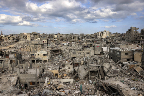 Gambaran umum ini menunjukkan bangunan-bangunan yang hancur di Khan Yunis di Jalur Gaza selatan, Senin (7/10/2024). Foto: Bashar Taleb/AFP