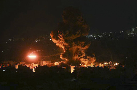 Asap mengepul dari lokasi serangan udara Israel yang menargetkan sebuah lingkungan di pinggiran selatan Beirut, Minggu (6/10/2024). Foto: AFP