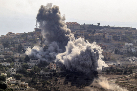 Kepulan asap mengepul setelah serangan udara Israel di desa Khiam di Lebanon selatan dekat perbatasan dengan Israel, Senin (7/10/2024). Foto: AFP