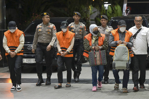 Empat orang tersangka kasus suap di wilayah Kalimantan Selatan tiba di Gedung Merah Putih KPK, Jakarta, Senin (7/10/2024). Foto: Fauzan/ANTARA FOTO