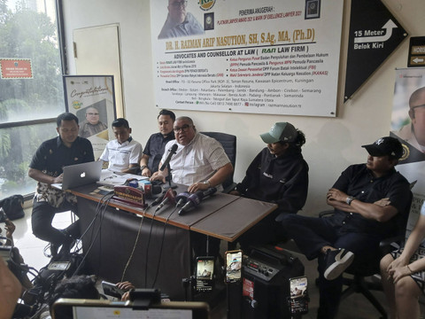 Razman mendampingi keluarga Vadel Badjideh melaporkan Nikita Mirzani di Polres Metro Jakarta Selatan, Senin (7/10/2024). Foto: Vincentius Mario/kumparan