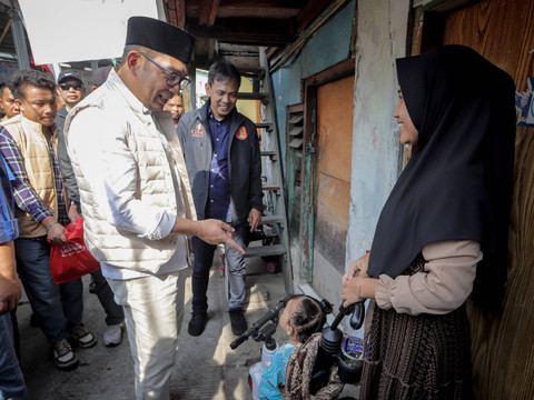 Cagub Jakarta Ridwan Kamil menyapa warga di sekitar Makam Habib Husein Luar Batang, Jakarta Utara, pada Selasa (8/10/2024). Foto: Jamal Ramadhan/kumparan
