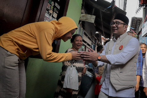 Cagub Jakarta Ridwan Kamil menyapa warga di sekitar Makam Habib Husein Luar Batang, Jakarta Utara, pada Selasa (8/10/2024). Foto: Jamal Ramadhan/kumparan