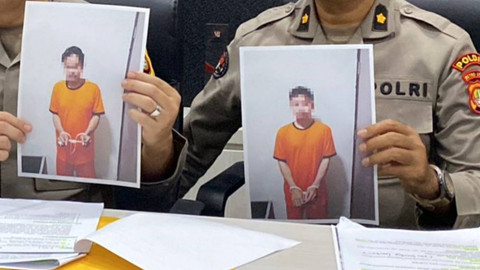 Polisi menunjukkan foto tersangka pencabulan di Panti Asuhan Tangerang, Sudirman (kiri) ketua yayasan, Yusuf (kanan) pengasuh. Foto: Rachmadi Rasyad/kumparan