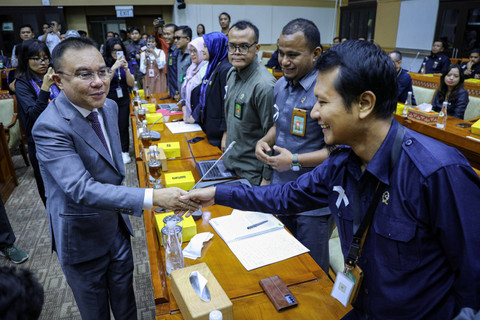 Wakil Ketua DPR Sufmi Dasco Ahmad (kiri) berjabat tangan dengan perwakilan Koordinator Solidaritas Hakim Indonesia Rangga Lukita Desnata (kanan) sebelum memulai audiensi di Kompleks Parlemen, Senayan, Jakarta, Selasa (8/10/2024). Foto: Dhemas Reviyanto/ANTARA FOTO