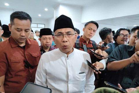 Ketua Umum PBNU KH Yahya Cholil Staquf atau Gus Yahya menjawab pertanyaan awak media di Fakultas Fisipol UGM, DI Yogyakarta, Selasa (8/10/2024). Foto: Arfiansyah Panji Purnandaru/kumparan