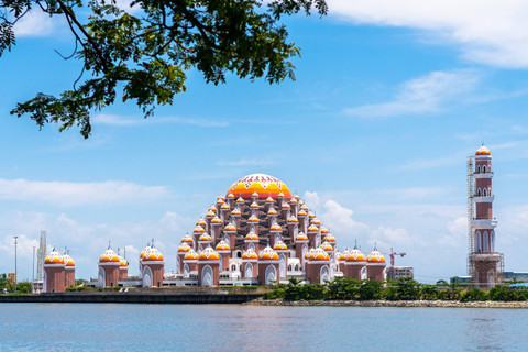 Masjid 99 Kubah di Makassar. Foto: Shutterstock