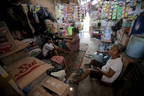 Sejumlah warga berbincang di kawasan pemukiman kumuh semipermanen di Jakarta, Selasa (8/10/2024). Foto: Jamal Ramadhan/kumparan