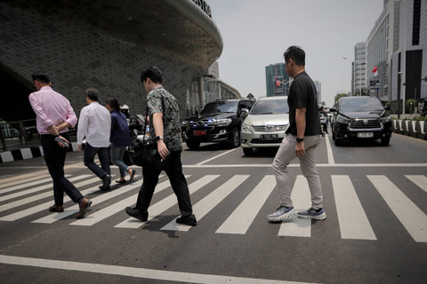 Sejumlah warga melintasi  pelican crossing di kawasan Bundaran HI, Jakarta, Selasa (8/10/2024). Foto: Jamal Ramadhan/kumparan