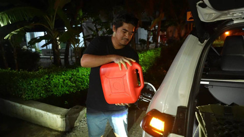 Momen isi bensin 5 liter Toyota Yaris Cross Hybrid. Foto: Dok. kumparan