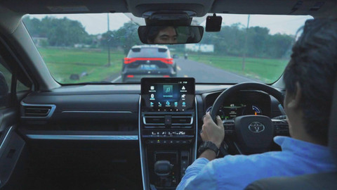 Eco Journey kumparan saat mengendarai Toyota Kijang Innova Zenix Hybrid. Foto: Dok. kumparan