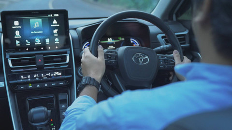 Eco Journey kumparan saat mengendarai Toyota Kijang Innova Zenix Hybrid. Foto: Dok. kumparan