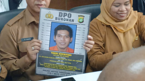 Polres Tangerang menunjukkan foto DPO Yandi Supriyadi (28), pengasuh panti asuhan di Tangerang yang jadi tersangka pelecehan anak asuhnya, Selasa (8/10/2024). Foto: Dok. kumparan