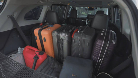 Bagasi Toyota Kijang Innova Zenix Hybrid yang muat banyak barang. Foto: Dok. kumparan