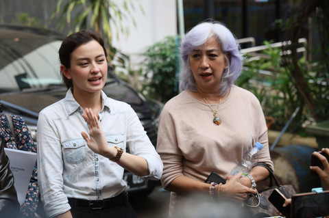 Artis Kimberly Ryder bersama ibunya Irvina Ryder dan pengacaranya saat mendatangi Komnas Perempuan terkait tindak kekerasan dalam rumah tangga di Jakarta, Selasa, (8/10/2024). Foto: Agus Apriyanto