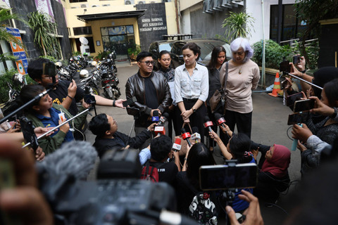 Artis Kimberly Ryder bersama ibunya Irvina Ryder dan pengacaranya saat mendatangi Komnas Perempuan terkait tindak kekerasan dalam rumah tangga di Jakarta, Selasa, (8/10/2024). Foto: Agus Apriyanto