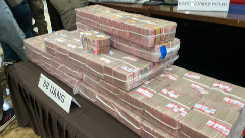 Sejumlah barang bukti yang disita oleh Dittipidsiber Bareskrim Polri dari komplotan situs judi online 8278slots di Bareskrim Polri pada Selasa (8/10/2024). Foto: Abid Raihan/kumparan
