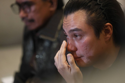 Artis Baim Wong bersama pengacaranya memberkan keterangan pers terkait perceraiannya di kawasan Tanah Kusir, Jakarta, Selasa, (8/10/2024). Foto: Agus Apriyanto