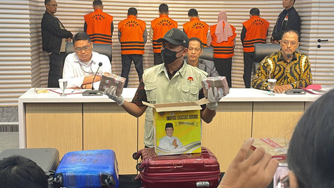 KPK memamerkan barang bukti yang disita terkait OTT di Kalimantan Selatan, dalam konferensi pers di Gedung Merah Putih KPK, Selasa (8/10/2024). Foto: Fadhil Pramudya/kumparan