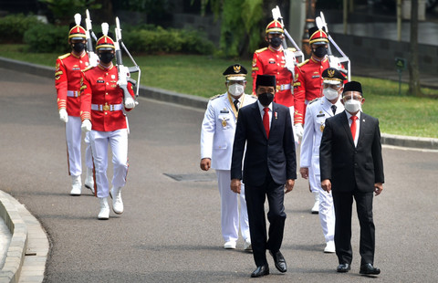 Presiden Jokowi didampingi Mendagri Tito Karnavian serta Gubernur dan Wagub Kalsel terpilih melakukan prosesi kirab dari Istana Merdeka menuju Istana Negara, Jakarta, Rabu (25/8/2021) siang.  Foto: Humas Setkab/Rahmat