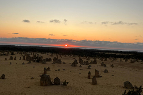 Pemandangan cantik matahari tenggelam di Pinnacles Dessert. Foto: Adhie Ichsan/kumparan