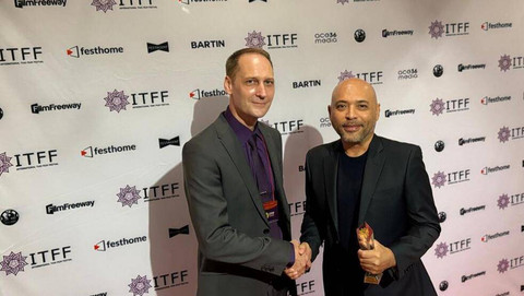ITFF Board Member/Head of International Realitions, Attila Peter Miklosi (kiri) dan Produser Shadow of The Light, Lucki Lukman Hakim (kanan), setelah penyerahan penghargaan ITFF di Bangkok, Thailand, Minggu (6/10). Foto: ES Putra/Pandangan Jogja